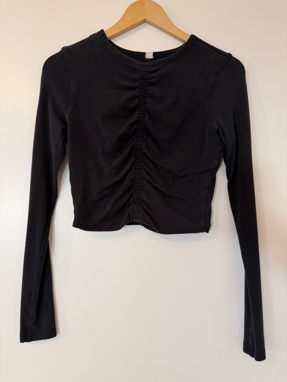 lululemon athletica Black Center-Ruched Long Sleeve Crop Top Size 8 Medium